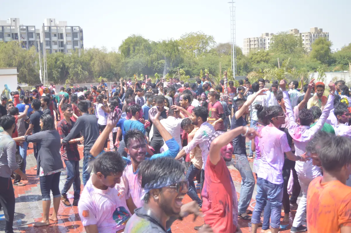 Large crowd dancing with Holi colours at Go Pagal Season 1 in Ahmedabad