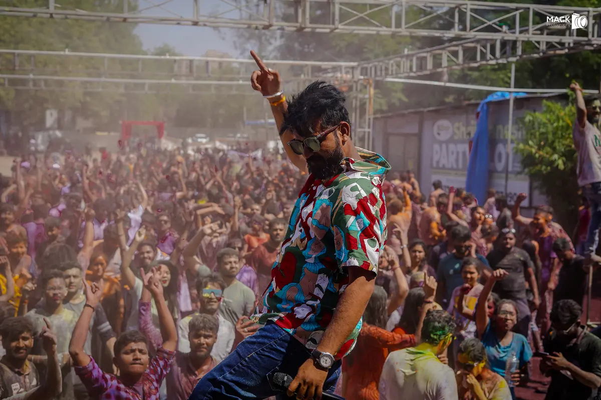 DJ Nikhil performing in front of a packed Go Pagal Season 5 Holi crowd
